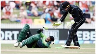 न्यूजीलैंड के खिलाफ शोएब मलिक के सिर पर लगी गेंद, नहीं पहना था हेलमेट